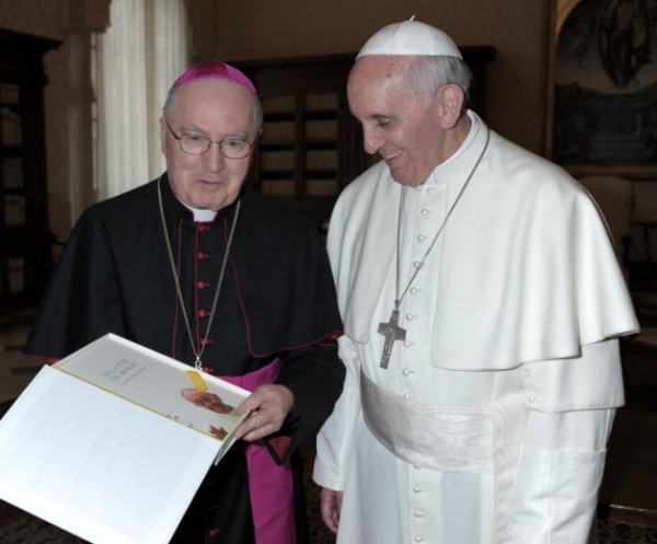 Roma, 6 maggio 2013 - Il Vescovo di Pinerolo, mons. Debernardi, consegna una copia unica, in edizione speciale rilegata a amano, del libro direttamente nelle mani del Santo Padre
